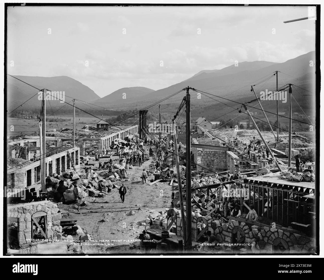 Fondations du nouvel hôtel Mount Washington Hôtel près de Mount Pleasant House, White Mountains, N.H., '674' on Negative., Detroit Publishing Co. No. 042664., Gift ; State Historical Society of Colorado ; 1949, Resorts. , Hôtels. , Industrie de la construction. , États-Unis, New Hampshire, White Mountains. , États-Unis, New Hampshire, Bretton Woods. Banque D'Images