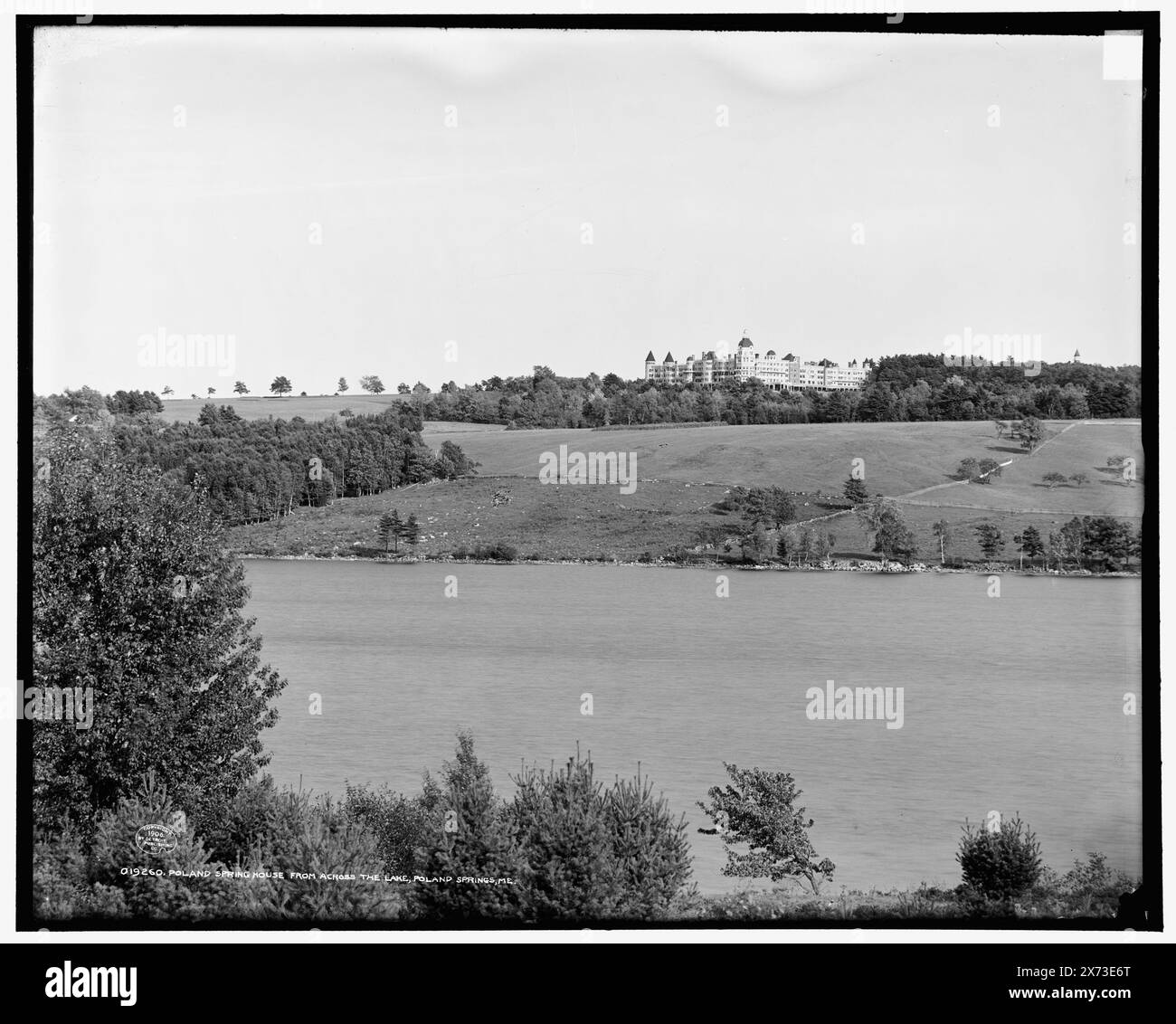 Poland Spring House de l'autre côté du lac, Poland Springs sic, Me., '2926 B' sur négatif., Detroit Publishing Co. No. 019260., Gift ; State Historical Society of Colorado ; 1949, Hôtels. , Lacs et étangs. , États-Unis, Maine, Pologne Spring. Banque D'Images