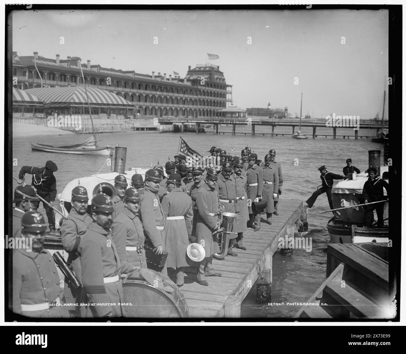 Retour de l'exercice, Hampton Roads, 'Detroit Photographic Co.' sur négatif., Detroit Publishing Co. No. 021286., Gift ; State Historical Society of Colorado ; 1949, États-Unis., Marine corps. , Défilés et processions. , Bandes. , États-Unis, Virginie, Hampton Roads. , États-Unis, Virginie, Old point Comfort. Banque D'Images