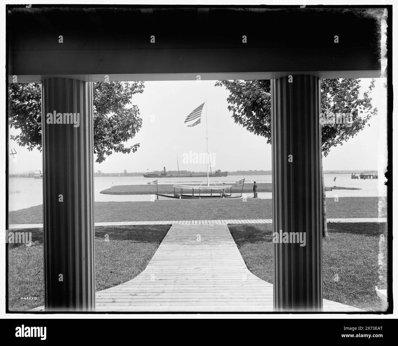 From Porch of Morgan Residence, composé clair Flats, Mich., Title from jacket., 'Hermine' on Motorboat in distance., Detroit Publishing Co. No. 042258., Gift ; State Historical Society of Colorado ; 1949, Dwellings. , Front de mer. , Colonnes. , États-Unis, Michigan, Saint clair Flats. , Canada, Ontario, Saint clair Flats. Banque D'Images