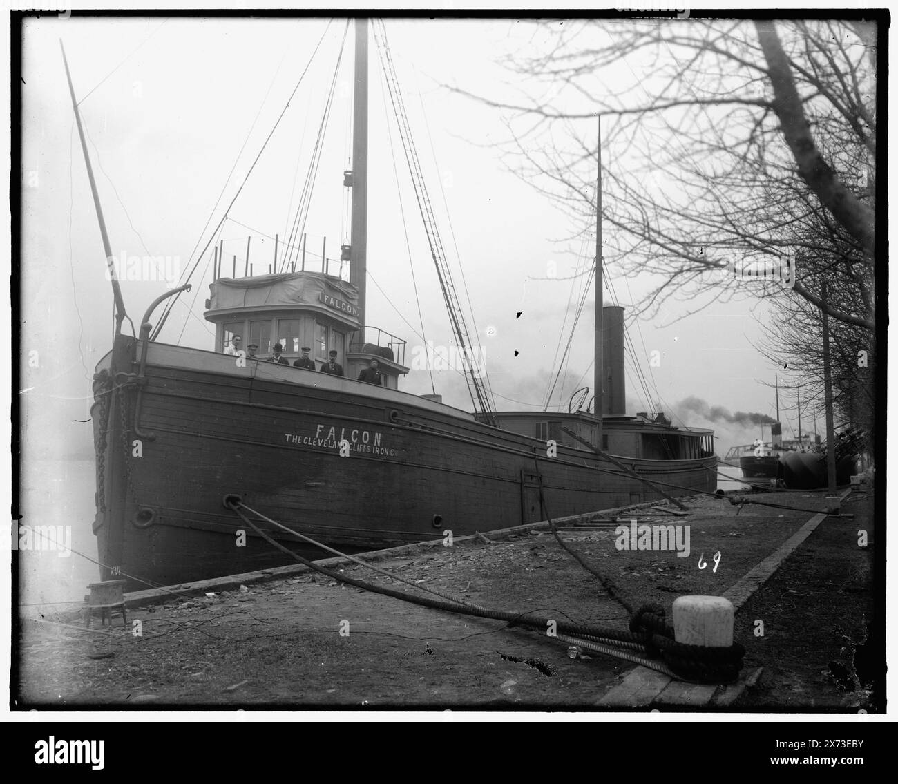 Freighter Falcon, titre de la veste., peut-être au canal de Sault Sainte Marie, Michigan., '69' sur négatif., No Detroit Publishing Co. no., cadeau ; State Historical Society of Colorado ; 1949, Falcon (Freighter) , Cargo Ships. Banque D'Images