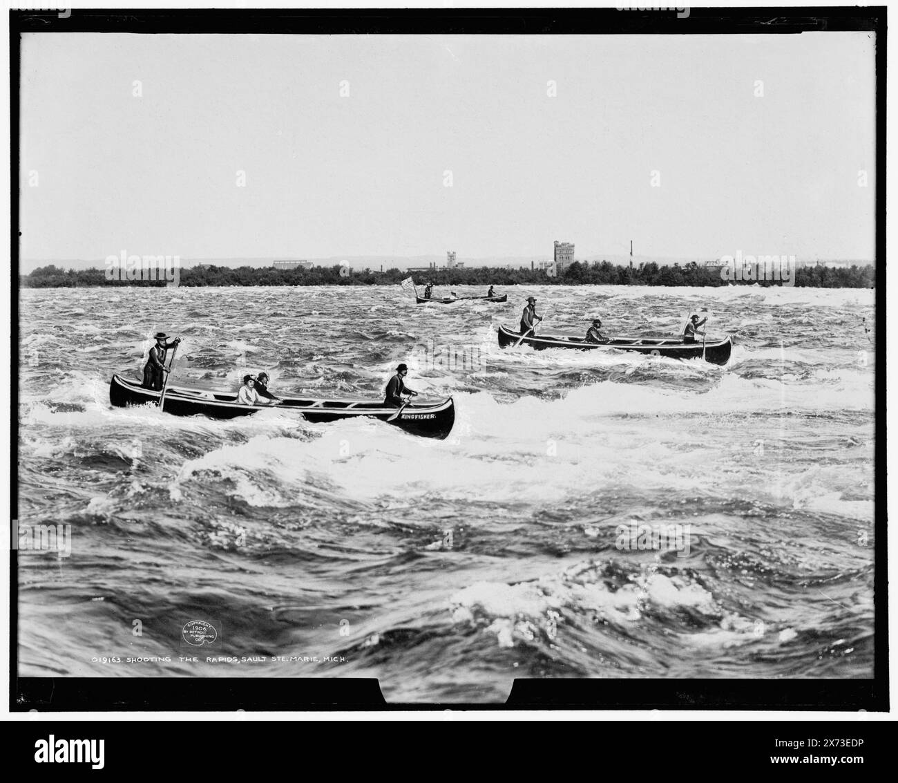 Tir dans les rapides, Sault Ste. Marie, Mich., négatif largement retouché., Detroit Publishing Co. No. 019163., Gift ; State Historical Society of Colorado ; 1949, Canoes. , Rapids. , États-Unis, Michigan, Sault Sainte Marie. Banque D'Images