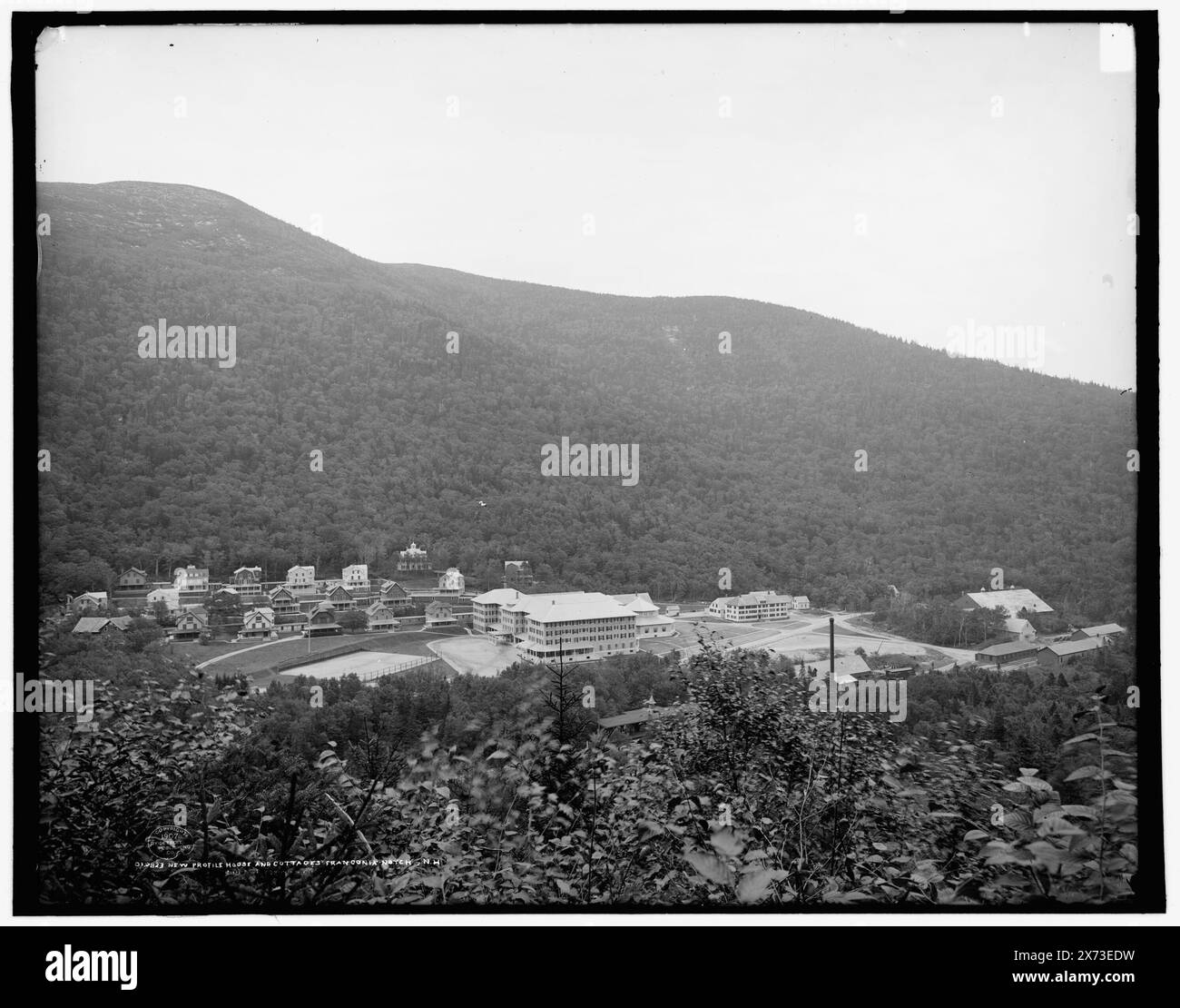 Nouveau profil Maison et chalets, Franconia Notch, N.H., '3744 B' sur négatif., Detroit Publishing Co. No. 019823., Gift ; State Historical Society of Colorado ; 1949, Hôtels. , Resorts. , États-Unis, New Hampshire, White Mountains. , États-Unis, New Hampshire, Franconia Notch. Banque D'Images