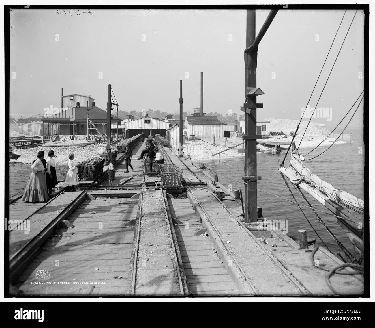 Point Oyster Houses, Biloxi, Miss., 'G 3710' sur négatif., Detroit Publishing Co. No. 019268., Gift ; State Historical Society of Colorado ; 1949, industrie des mollusques et crustacés. , Quais et quais. , États-Unis, Mississippi, Biloxi. Banque D'Images