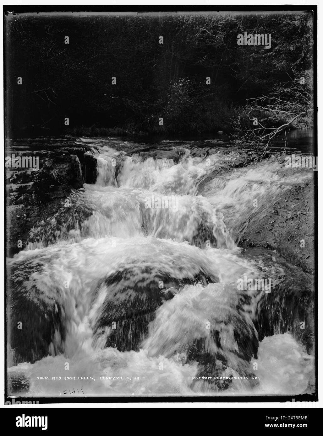 Red Rock Falls, Henryville, Pa., date basée sur Detroit, catalogue J (1901)., Detroit Publishing Co. No. 011610., Gift ; State Historical Society of Colorado ; 1949, Waterfalls. , Rivers. , États-Unis, Pennsylvanie, Henryville. Banque D'Images