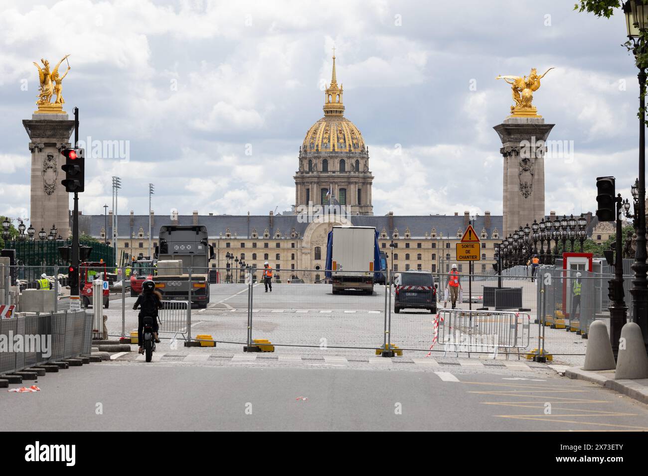 Alexis Sciard/IP3 ; Paris, France, 17 mai 2024 - certaines routes sont fermées près des Invalides et du Pont Alexandre III en raison de la préparation des Jeux Olympiques de 2024. Les Jeux Olympiques de Paris 2024 se dérouleront du 26 juillet au 11 août 2024, pendant 16 jours. PARIS 2024, PRÉPARATION, ILLUSTRATION, ASSEMBLEE NATIONALE, CHANTIER, SPORT, JEUX OLYMPIQUES, LIEU TOURISTIQUE, JO crédit : MAXPPP/Alamy Live News Banque D'Images