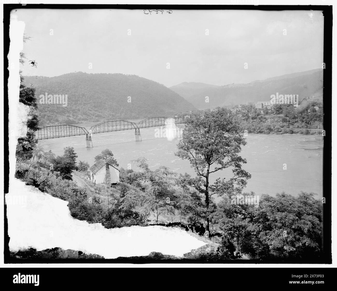 Down New River from Hinton, Chesapeake & Ohio Railway, Fayette, W. Va., Title from jacket., 'G 8893' on Negative., Detroit Publishing Co. No. 500603., Gift ; State Historical Society of Colorado ; 1949, Rivers. , Ponts. , États-Unis, Virginie-occidentale, Hinton. , États-Unis, Virginie-occidentale, New River. Banque D'Images