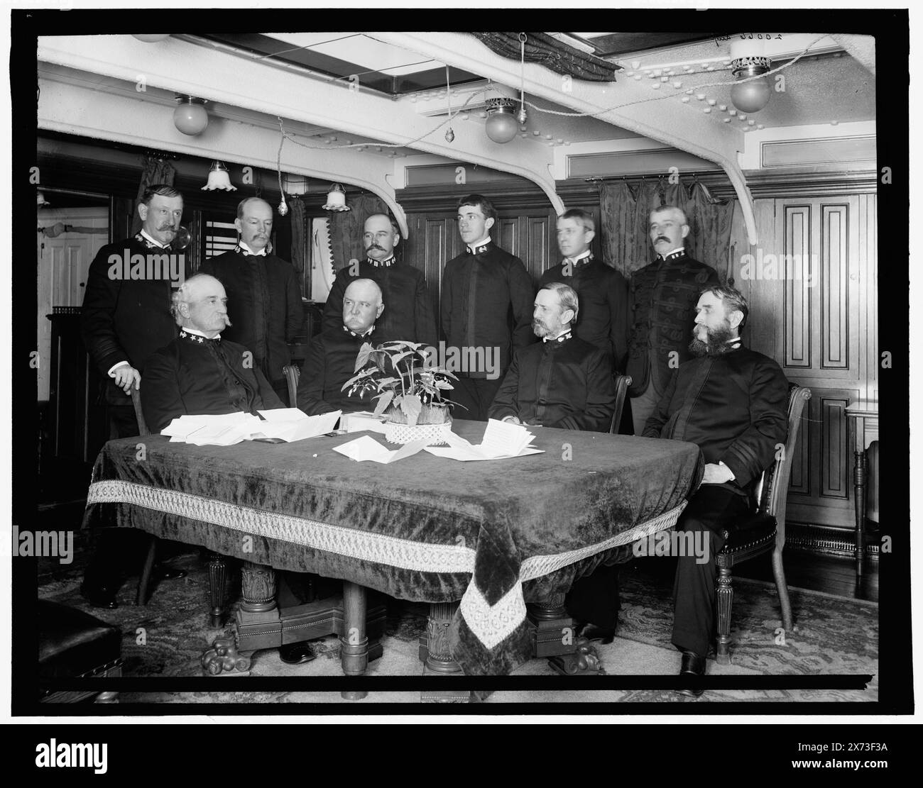U.S.S. Newark, Admiral Bunce and Staff, date basée sur Detroit, catalogue J (1901)., les négatifs sont des variantes proches., 'DUP' sur B négatif., Detroit Publishing Co. No. 020066., Gift ; State Historical Society of Colorado ; 1949, Bunce, Francis Marvin, 1836-1901. , Newark (Cruiser) , États-Unis., Navy. , Cruisers (navires de guerre), américain. , Amiraux, américain. , Intérieurs. Banque D'Images