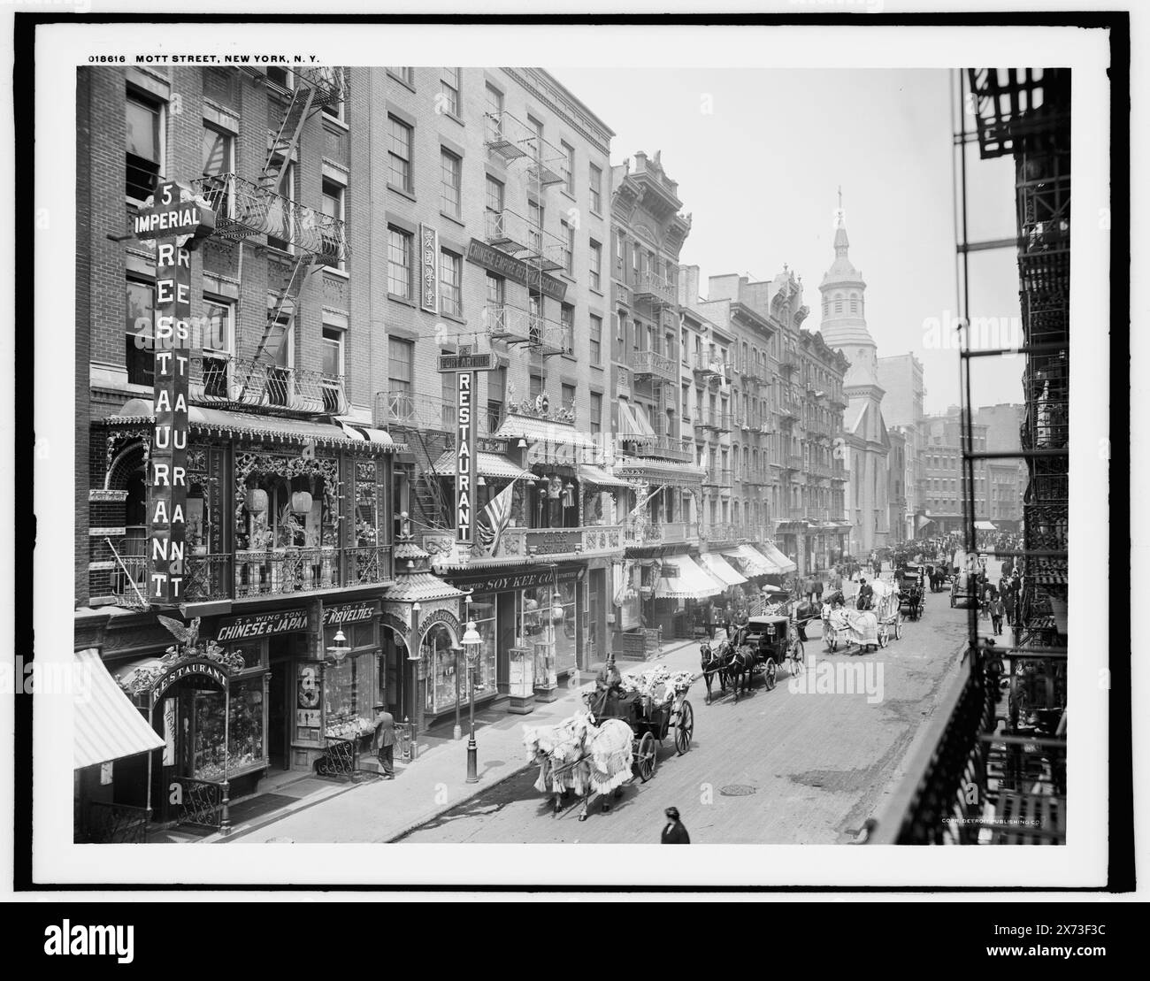 Mott Street, New York, New York, New York, Chinatown., Detroit Publishing Co. no. 018616., Gift ; State Historical Society of Colorado ; 1949, Streets. , Quartiers ethniques. , États-Unis, New York (State), New York. Banque D'Images