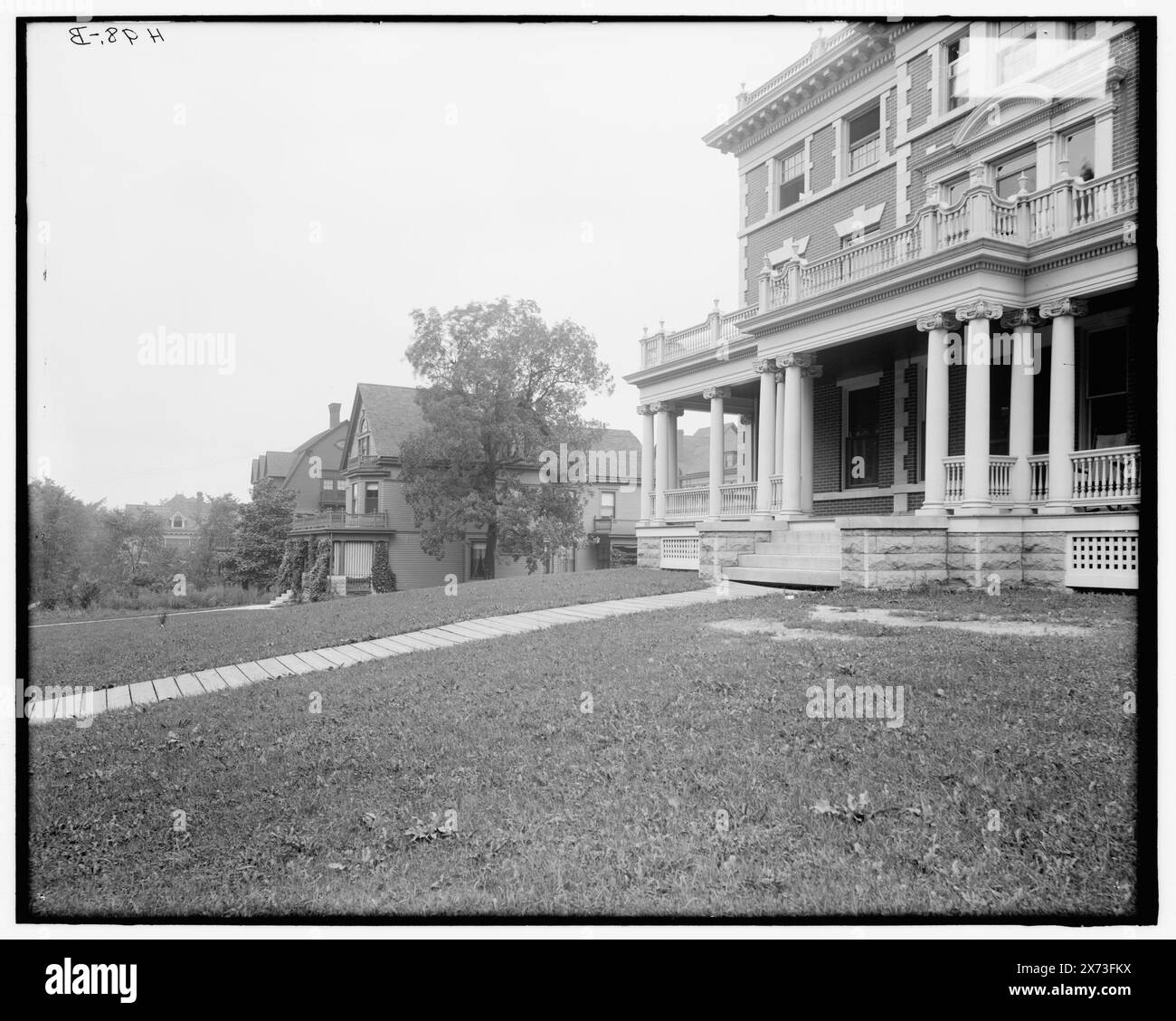 Walnut Avenue, Syracuse, N.Y., titre de la veste., les images du vidéodisque sont hors séquence ; l'ordre réel de gauche à droite est 1A-19220, 19219., 'H 98-A extra' et 'H 98-B extra' sur les négatifs l et R, respectivement., Detroit Publishing Co. 037186., Gift ; State Historical Society of Colorado ; 1949, Residential Streets. , États-Unis, New York (State), Syracuse. Banque D'Images