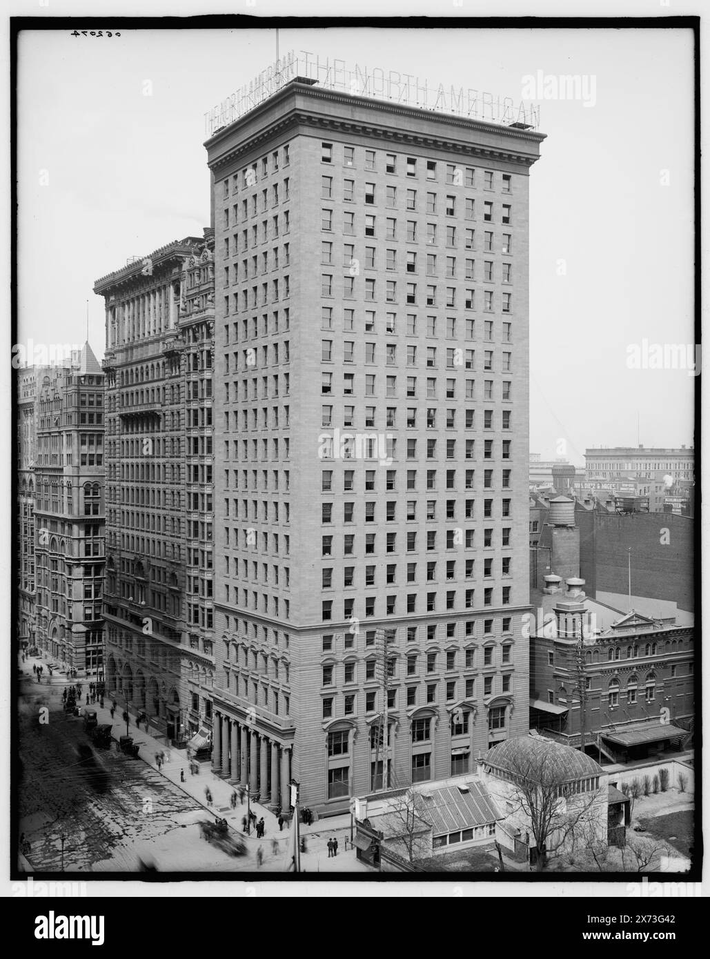 Philadelphie, Pa., The North American and Real Estate Trust Bldgs., titre tiré de la veste., Garrick Theatre à droite., '325' sur négatif., Detroit Publishing Co. No. 062074., Gift ; State Historical Society of Colorado ; 1949, North American Building (Philadelphie, Pa.), Real Estate Trust Building (philadelphie, Pa.), Office Buildings. , Gratte-ciel. , États-Unis, Pennsylvanie, Philadelphie. Banque D'Images