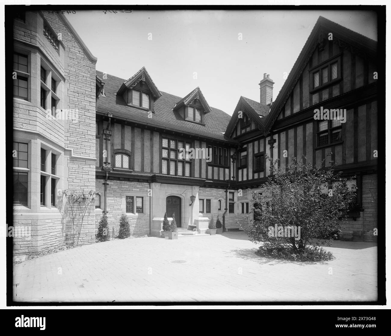 Résidence Edward C. Walker, cour, Walkerville, Ontario, titre tiré de la veste., 'C 418' sur négatif., Detroit Publishing Co. no. 043448., Gift ; State Historical Society of Colorado ; 1949, Dwellings. , Cours. , Canada, Ontario, Windsor. Banque D'Images