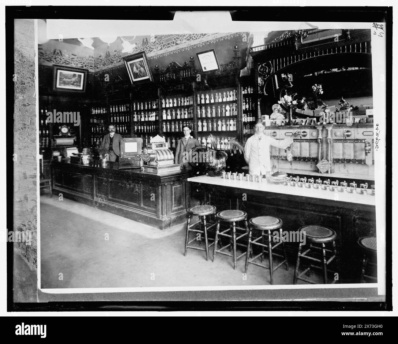 S.C. Cocke Drugs, Fort Wayne, Ind, titre tiré de la veste., 'Made Specially for the National Cash Register Company' sur la veste., '26' sur le négatif., Detroit Publishing Co. No. 043096., Gift ; State Historical Society of Colorado ; 1949, drugstores. , Intérieurs. , Caisses enregistreuses. , États-Unis, Indiana, Fort Wayne. Banque D'Images