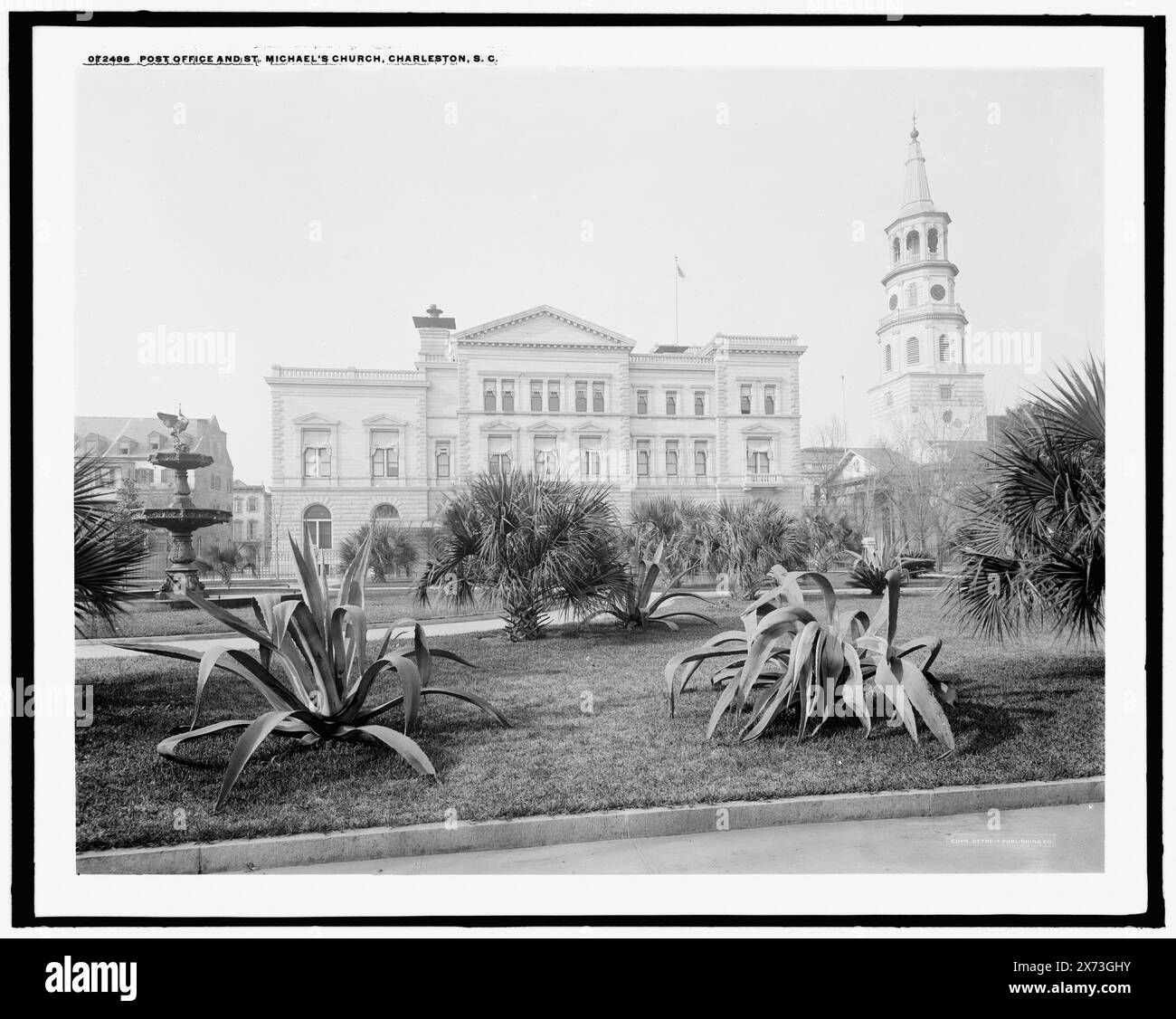 Bureau de poste et Michael's Church, Charleston, S.C., 'G 7884' on Negative., Detroit Publishing Co. No. 072486., Gift ; State Historical Society of Colorado ; 1949, Post Offices. , Églises anglicanes. , Plazas. , Fontaines. , États-Unis, Caroline du Sud, Charleston. Banque D'Images