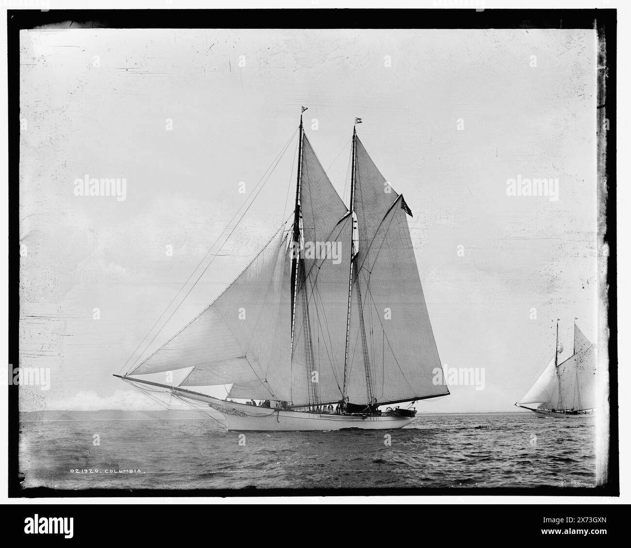 Columbia, transparent en verre correspondant (avec le même code de série) disponible sur le cadre du vidéodisque 1A-30662., attribution basée sur le style du titre et la numérotation., '24' sur négatif., 'se [, ] 95' et '24' sur transparent., Detroit Publishing Co. No. 021920., Gift ; State Historical Society of Colorado ; 1949, Columbia (Schooner), Yachts. Banque D'Images