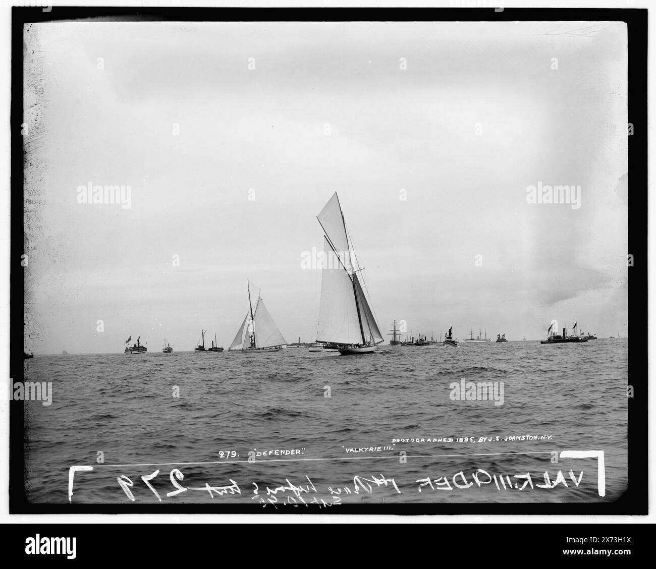 Defender et Valkyrie III, attribution basée sur le style du titre et la numérotation., '279' et '1ère course avant le départ' sur négatif., No Detroit Publishing Co., cadeau ; State Historical Society of Colorado ; 1949, Valkyrie III (Yacht) , Defender (Yacht) , America's Cup races. , Yachts. , Régates. Banque D'Images