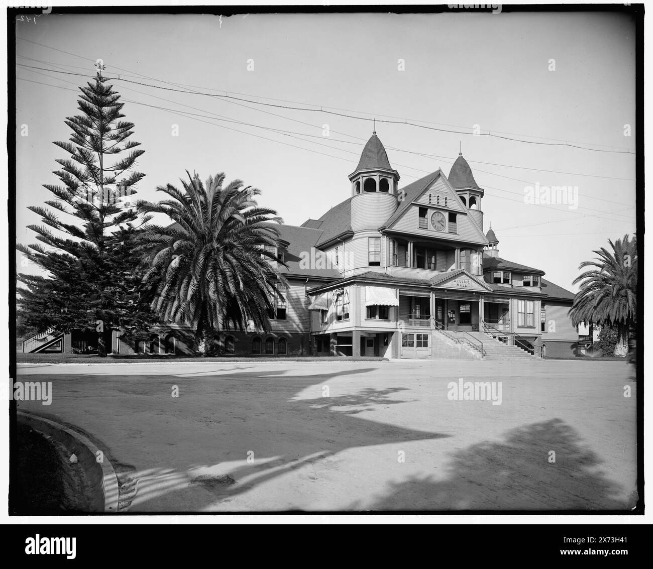 Salle à manger, peut-être partie d'un hôtel, probablement en Californie, titre conçu par cataloger., 'salle à manger' sur l'entrée du porche., No Detroit Publishing Co. no., cadeau ; State Historical Society of Colorado ; 1949, restaurants. , États-Unis, Californie. Banque D'Images