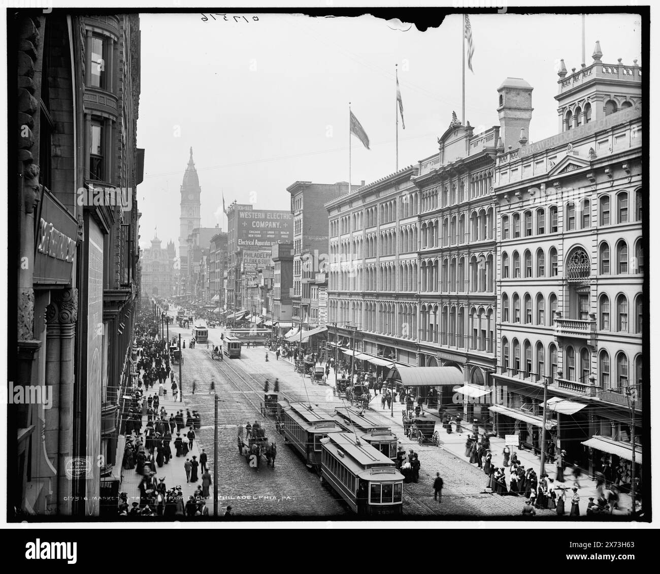Market Street de Eighth, Philadelphie, Pa., bâtiments à droite : Strawbridge & Clothier., Detroit Publishing Co. 017516., Gift ; State Historical Society of Colorado ; 1949, Streets. , États-Unis, Pennsylvanie, Philadelphie. Banque D'Images