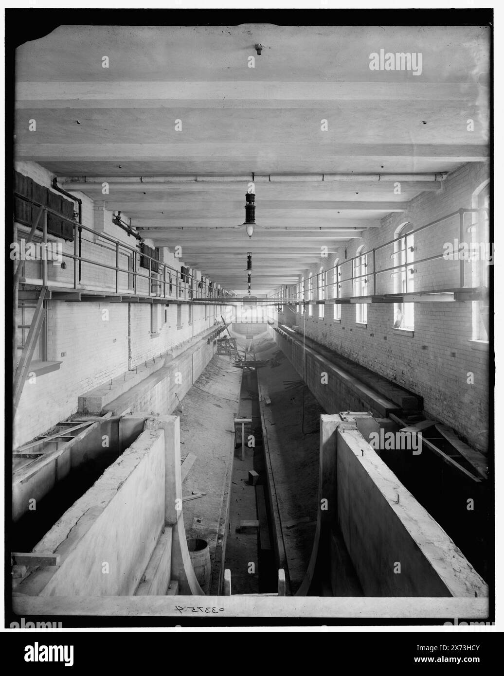 Nouveau bâtiment d'ingénierie, grand réservoir d'essai, Université du Michigan, titre de veste., Detroit Publishing Co. no. 033754., Gift ; State Historical Society of Colorado ; 1949, réservoirs d'eau. , Intérieurs. , Universités et collèges. , Installations éducatives. , États-Unis, Michigan, Ann Arbor. Banque D'Images
