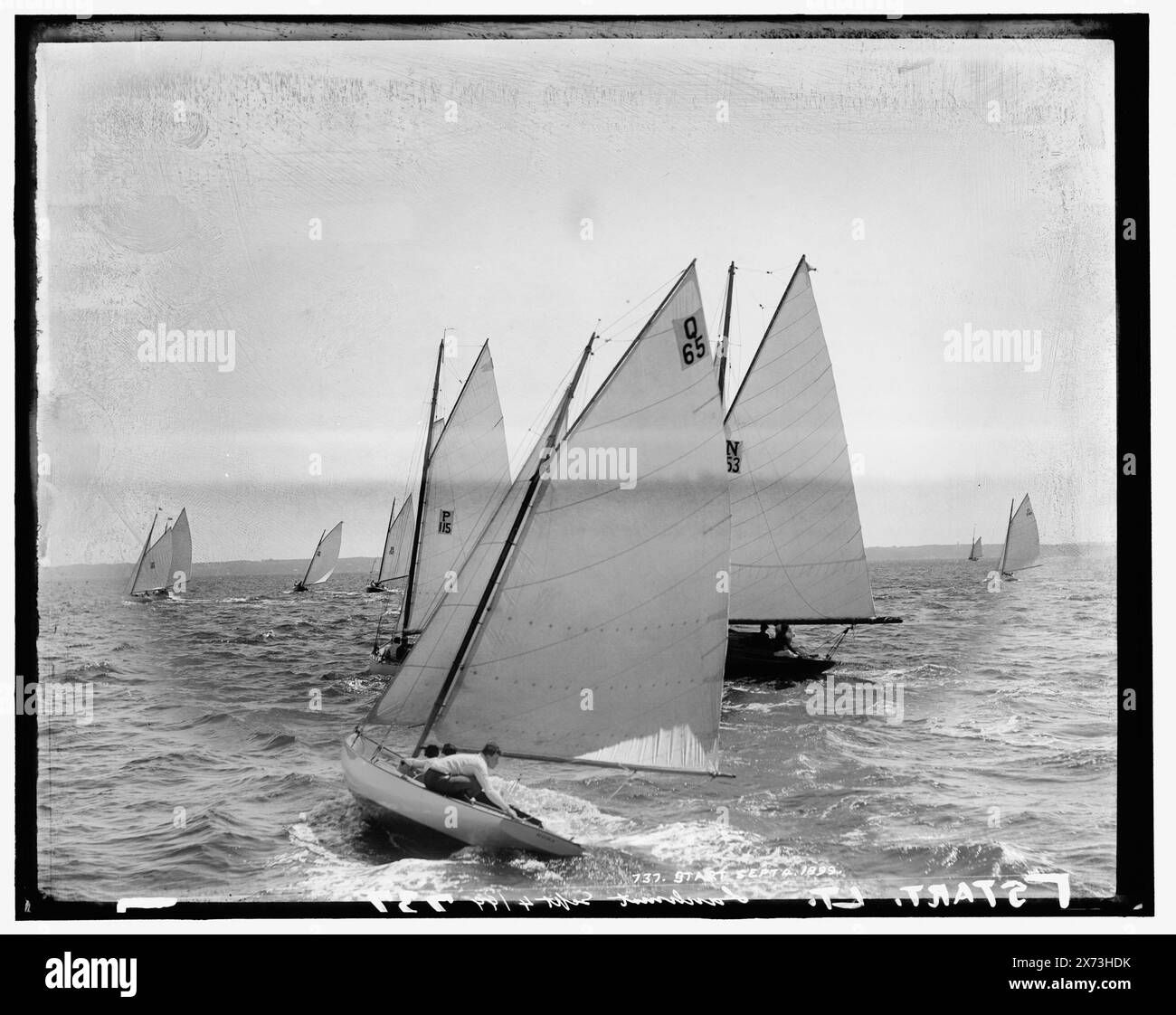 Start, Larchmont, attribution basée sur le style du titre et de la numérotation., probablement une régate de Larchmont Yacht Club., 'Nora' sur bateau en premier plan., '737' sur négatif., No Detroit Publishing Co., cadeau ; State Historical Society of Colorado ; 1949, Nora (Yacht) , Yachts. , Régates. Banque D'Images