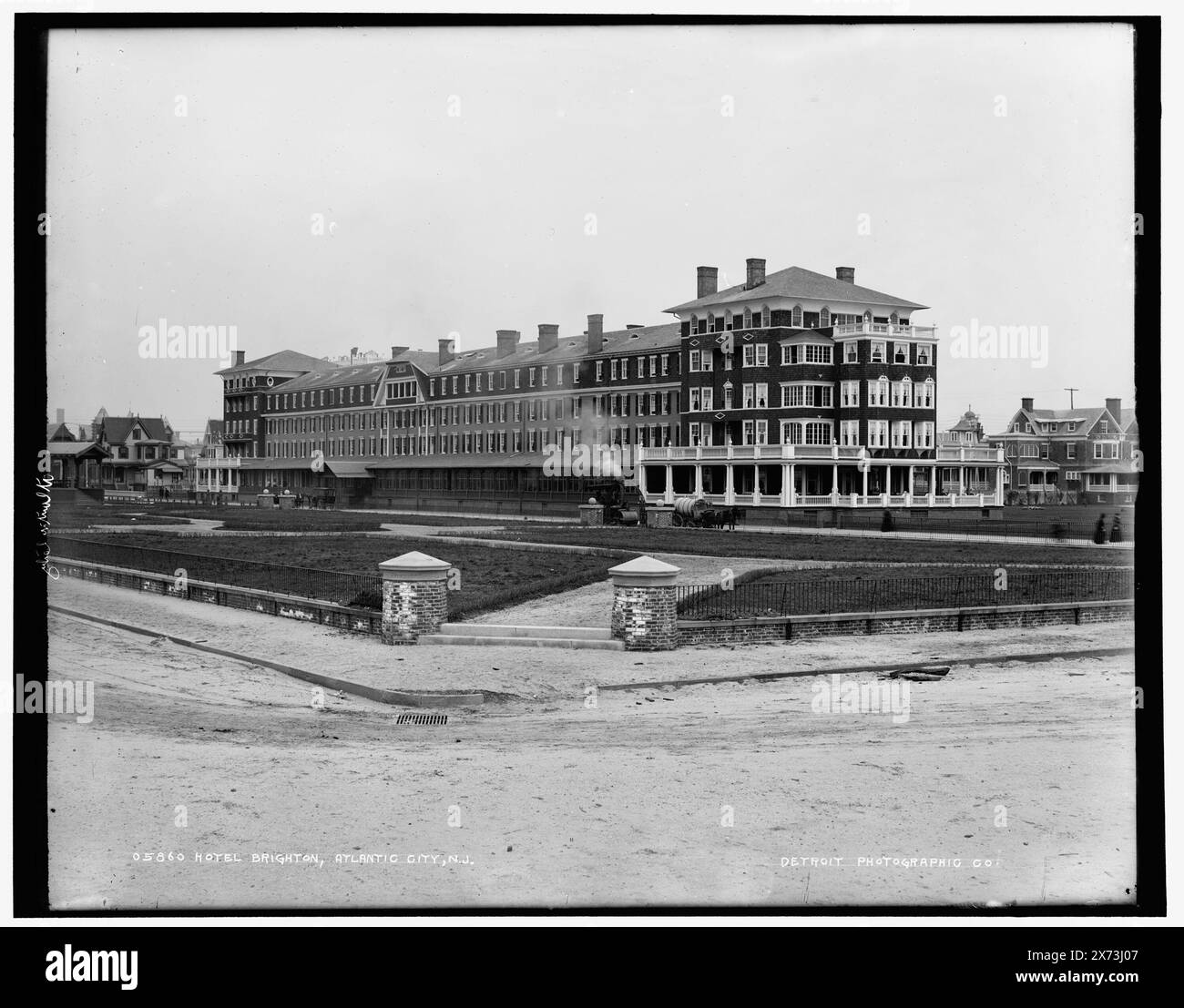 Hotel Brighton, Atlantic City, N.J., date basée sur Detroit, catalogue J (1901)., Detroit Publishing Co. 05860., Gift ; State Historical Society of Colorado ; 1949, Hôtels. , États-Unis, New Jersey, Atlantic City. Banque D'Images