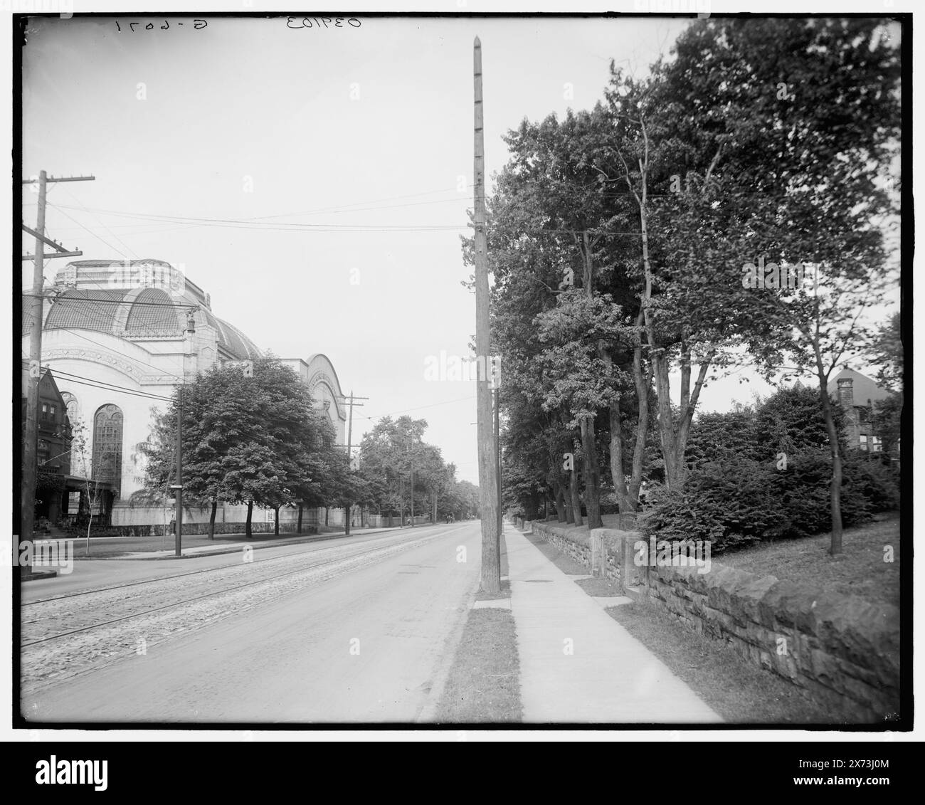 Jewish (Rodeph Shalom) Synagogue & Fifth Avenue, Pittsburgh, Pa., titre tiré de la veste., 'G 6017' sur négatif., Detroit Publishing Co. No. 039103., Gift ; State Historical Society of Colorado ; 1949, Streets. , Synagogues. , États-Unis, Pennsylvanie, Pittsburgh. Banque D'Images