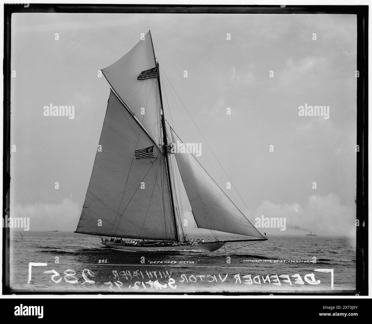 Defender, victor!, '285' sur négatif., No Detroit Publishing Co., cadeau ; State Historical Society of Colorado ; 1949, Defender (Yacht) , America's Cup races. , Yachts. , Régates. Banque D'Images