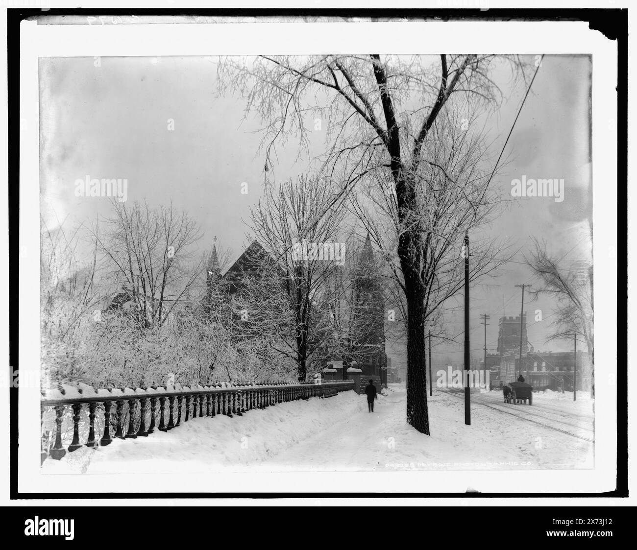 Church and Grand River Avenue in Snow, Detroit, Mich., titre conçu par Cataloger., selon le Detroit Historic Designation Advisory Board, il s'agit d'une vue vers le sud sur Trumbull Avenue à Detroit. Les garde-corps de jardin des James Scripps, 'G 1579' sur négatif., Detroit Publishing Co. No. 043058., Gift ; State Historical Society of Colorado ; 1949, Dwellings. , Neige. , Rues. , États-Unis, Michigan, Detroit. Banque D'Images