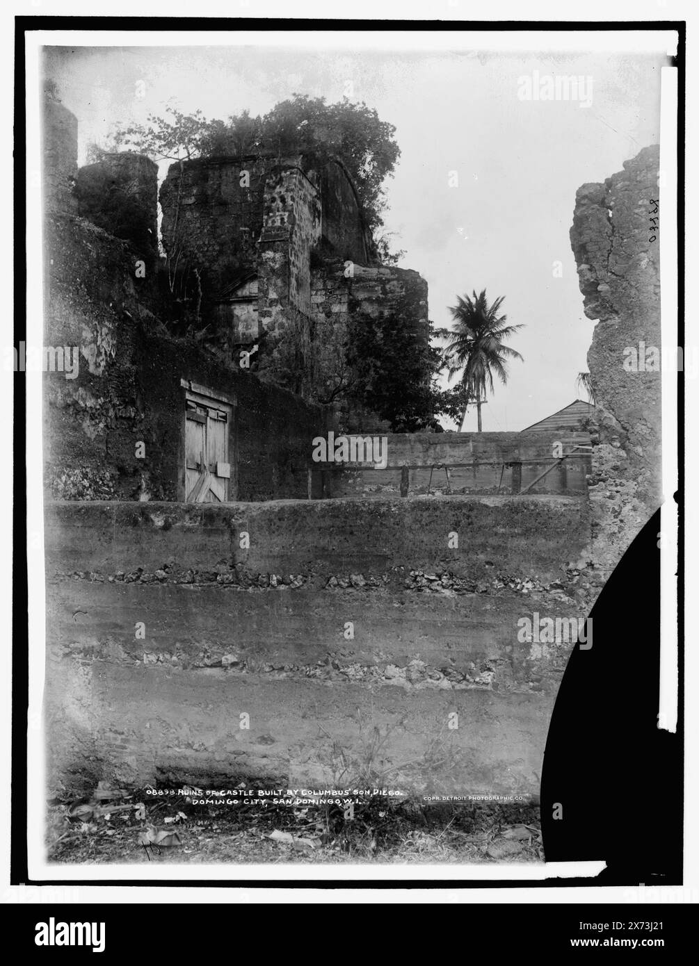 Ruines du château construit par le fils de Columbus Diego, Domingo City, San Domingo, W.I., Detroit Publishing Co. No. 08898., Gift ; State Historical Society of Colorado ; 1949, Châteaux et palais. , Ruines. , République dominicaine, Saint-Domingue. Banque D'Images