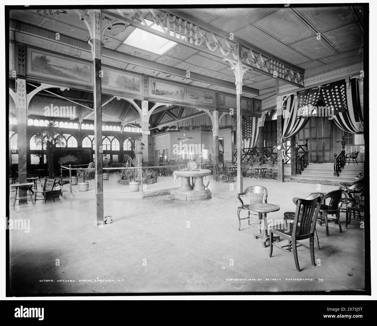 Hathorn Spring, Saratoga, N.Y., transparent en verre correspondant (avec le même code de série) disponible sur vidéodisque cadre 1A-30205., 'G 2337' sur négatif., Detroit Publishing Co. 017906., Gift ; State Historical Society of Colorado ; 1949, Springs. , Pavillons. , Intérieurs. , États-Unis, New York (State), Saratoga Springs. Banque D'Images