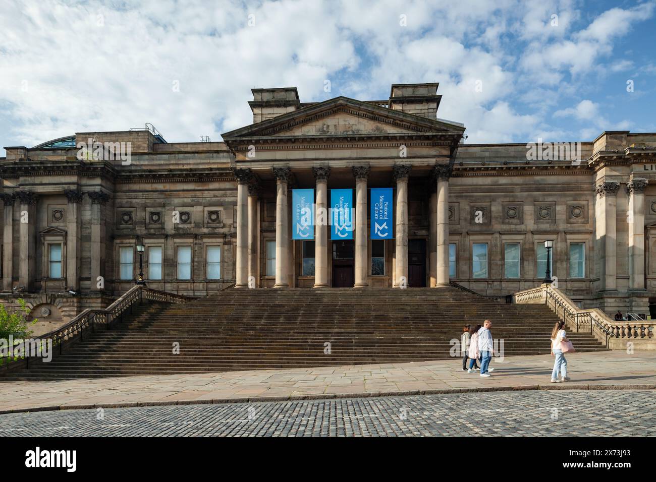 Après-midi de printemps au World Museum dans le centre-ville de Liverpool. Banque D'Images