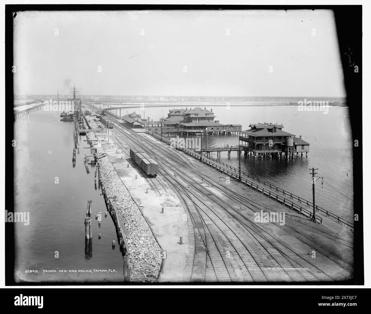 Tampa Inn and Docks, Tampa, Floride, Detroit Publishing Co. No. 05848., Gift ; State Historical Society of Colorado ; 1949, Piers & Wharves. , Hôtels. , Voies ferrées. , États-Unis, Floride, Tampa. Banque D'Images