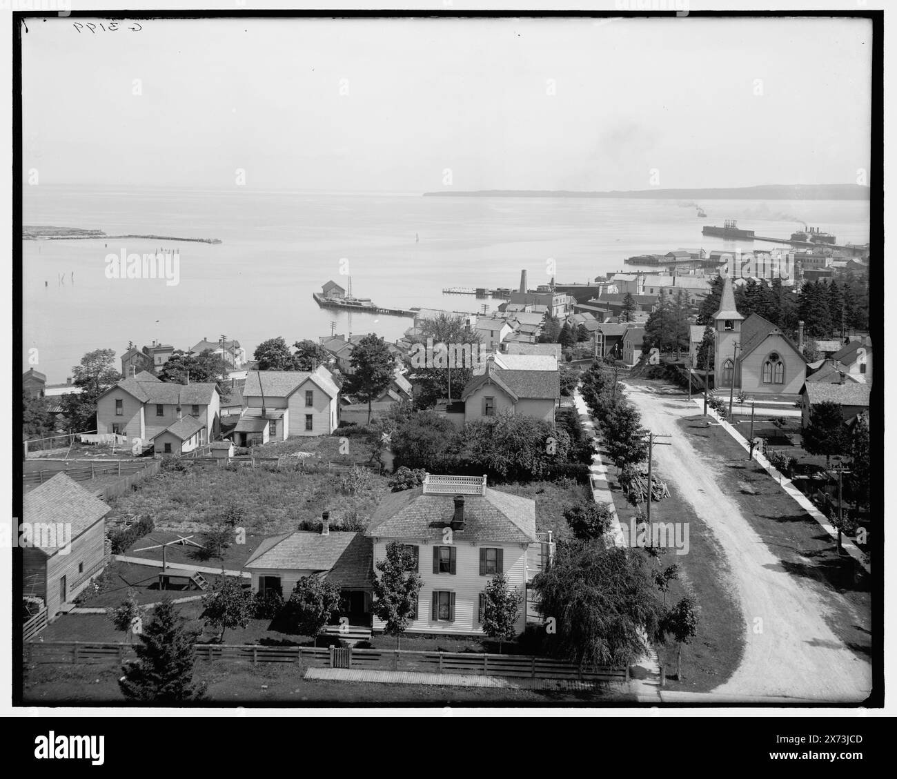 The Harbor, créé Ignace, Mich., titre from jacket., les images du vidéodisque sont hors séquence ; l'ordre réel de gauche à droite est 1A-19096, 19095., 'G 3198' sur négatif gauche ; 'G 3199' sur négatif droit., Detroit Publishing Co. No. 037101., Gift ; State Historical Society of Colorado ; 1949, Harbors. , Habitations. , États-Unis, Michigan, Saint Ignace. Banque D'Images