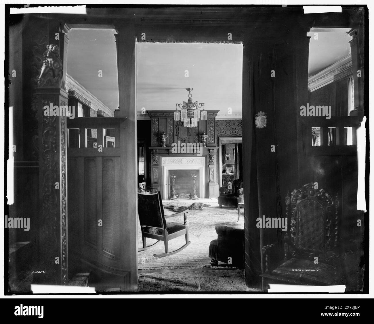 Résidence de A. Buhl, avenue Iroquois, salle et salon, Detroit, Mich., titre de la veste., possiblement Arthur Hiram Buhl (1878-1935) Residence., négatif collé sur la deuxième feuille de verre., Detroit Publishing Co. no. 043670., Gift ; State Historical Society of Colorado ; 1949, Dwellings. , Salons. , États-Unis, Michigan, Detroit. Banque D'Images