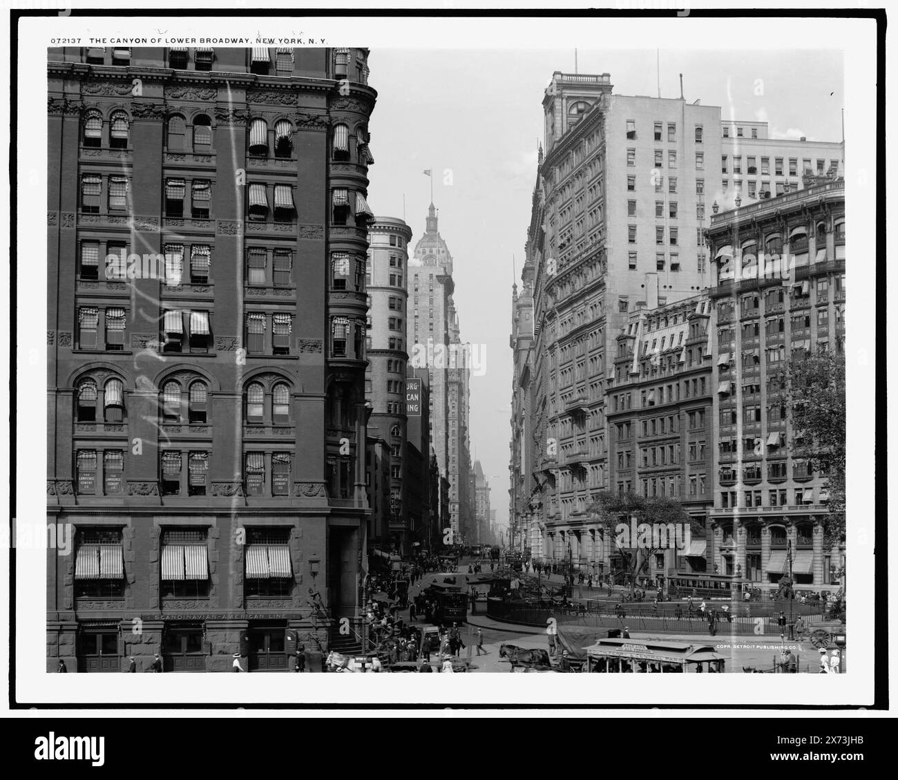 The Canyon of Lower Broadway, New York, N.Y., 'WP NY ST (?)' Et la ligne à gauche sont sur le côté verre du négatif., 'G 7454' sur le négatif., Detroit Publishing Co. No. 072137., Gift ; State Historical Society of Colorado ; 1949, Streets. , Installations commerciales. , Gratte-ciel. , États-Unis, New York (State), New York. Banque D'Images