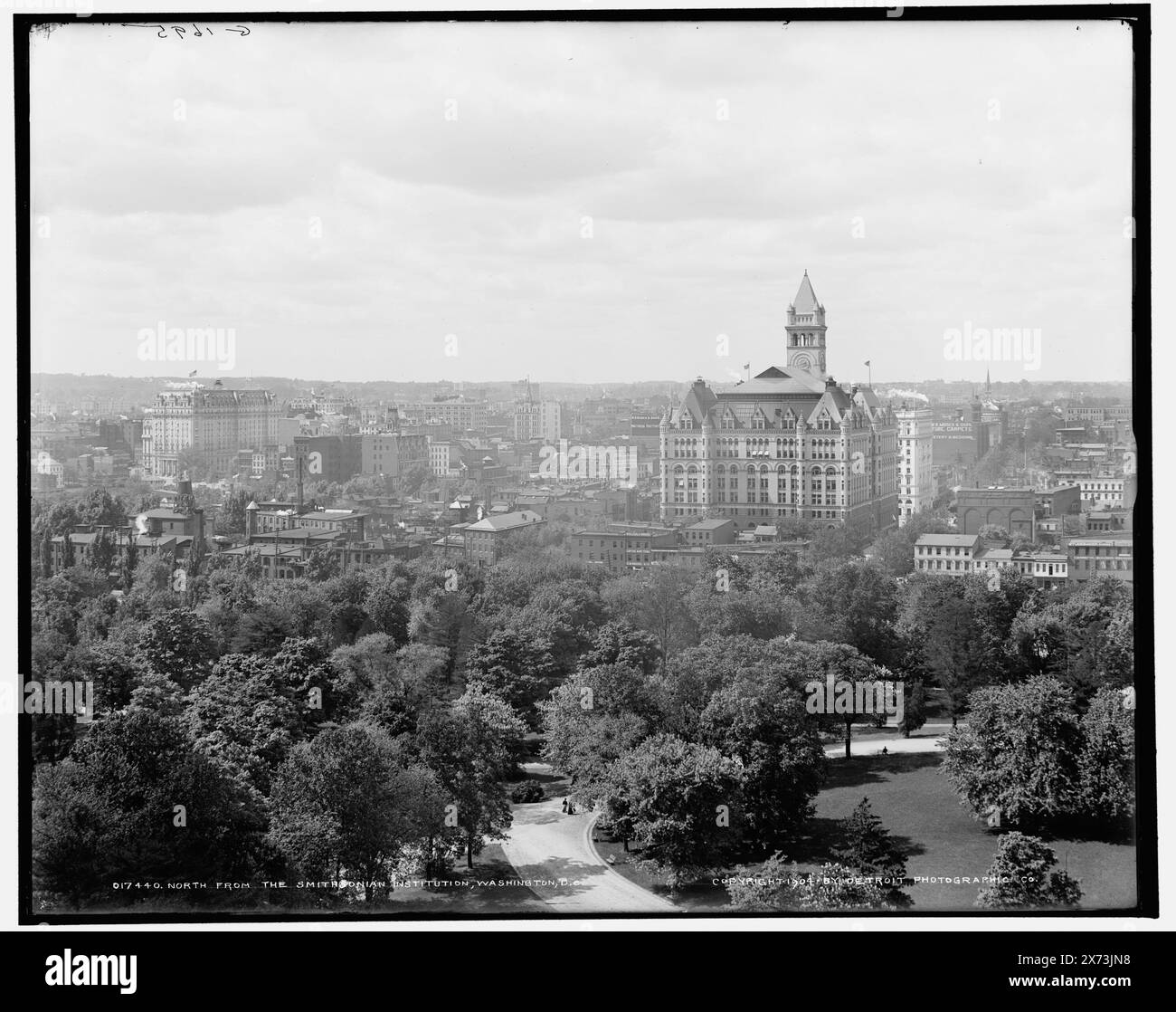 Au nord de la Smithsonian institution, Washington, D.C. comprend l'hôtel Willard à gauche; Old Post Office and Clock Tower Building à droite, sur Pennsylvania Avenue, N.W. au centre, avec flèche, est le Sun Building (American National Bank), 1315-1317 F Street, N.W., avec les appartements du Caire visibles au-dessus à l'horizon., 'G 1695' sur négatif., Detroit Publishing Co. no. 017440., Gift ; State Historical Society of Colorado ; 1949, Post Offices. , États-Unis, District of Columbia, Washington (D.C.) Banque D'Images