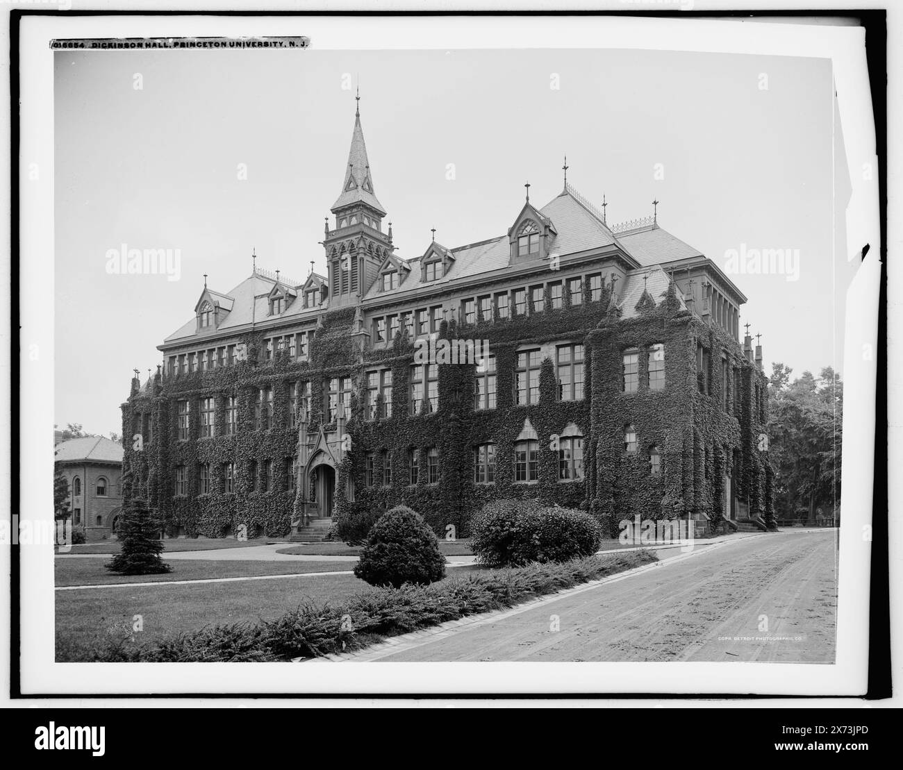 Dickinson Hall, Princeton University, N.J., Detroit Publishing Co. no. 016654., Gift ; State Historical Society of Colorado ; 1949, Princeton University. , Installations éducatives. , Universités et collèges. , États-Unis, New Jersey, Princeton. Banque D'Images