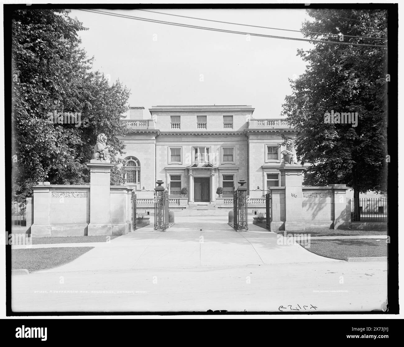 A Jefferson Ave. Avenue Residence, Detroit, Mich., selon le Detroit Historic Designation Advisory Board, il s'agit de la résidence Elizabeth Buhl située au 7850 East Jefferson Avenue qui a été démolie vers., 'G 5964' sur négatif., Detroit Publishing Co. No. 071326., Gift ; State Historical Society of Colorado ; 1949, Dwellings. , États-Unis, Michigan, Detroit. Banque D'Images