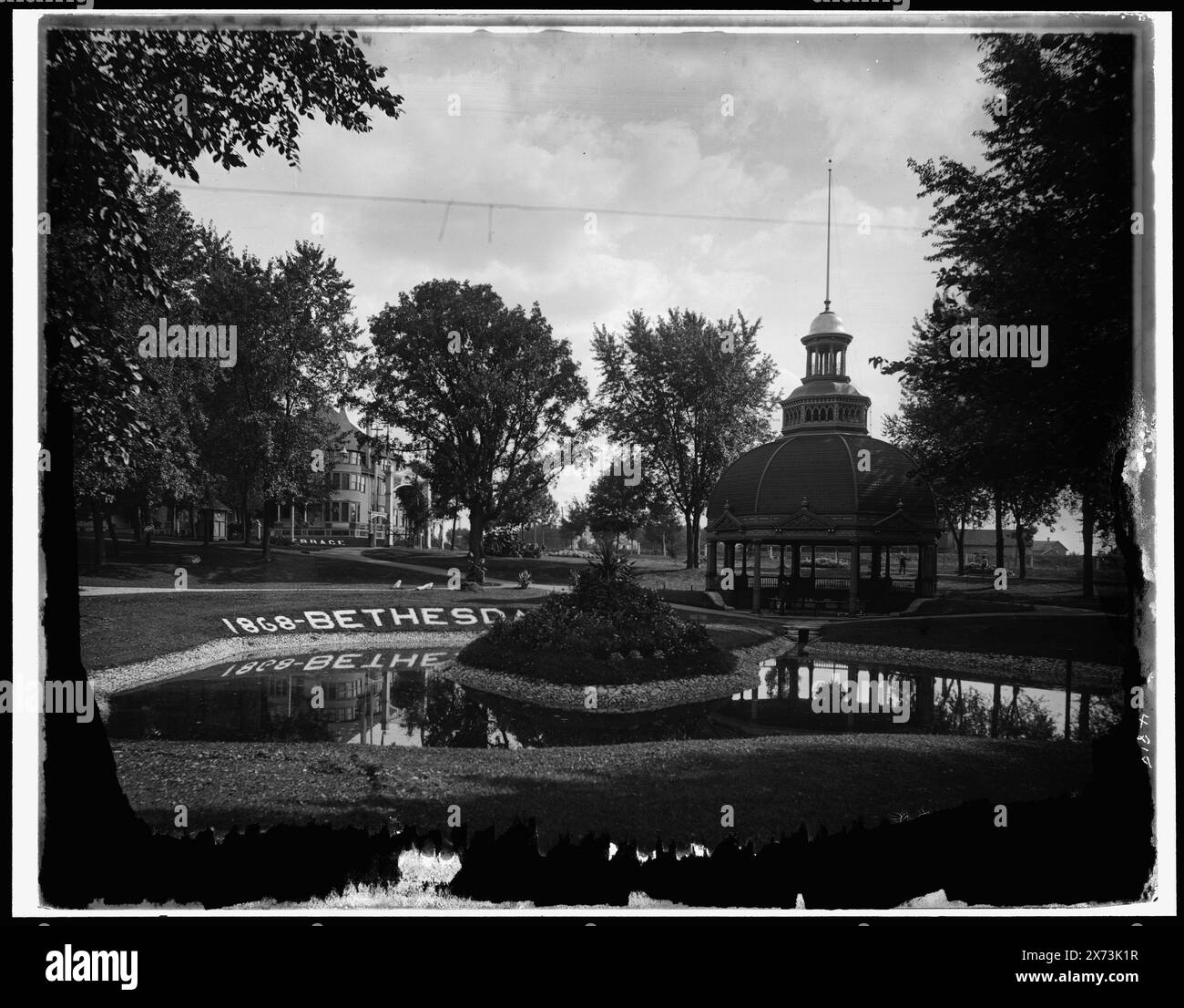 Bethesda Springs, le pavillon, Waukesha, Wisconsin, transparent en verre correspondant (même code de série) disponible sur vidéodisque cadre 1A-28898., Detroit Publishing Co. No. 04818., Gift ; State Historical Society of Colorado ; 1949, Landscape Pavilions. , Springs. , Lacs et étangs. , États-Unis, Wisconsin, Waukesha. Banque D'Images