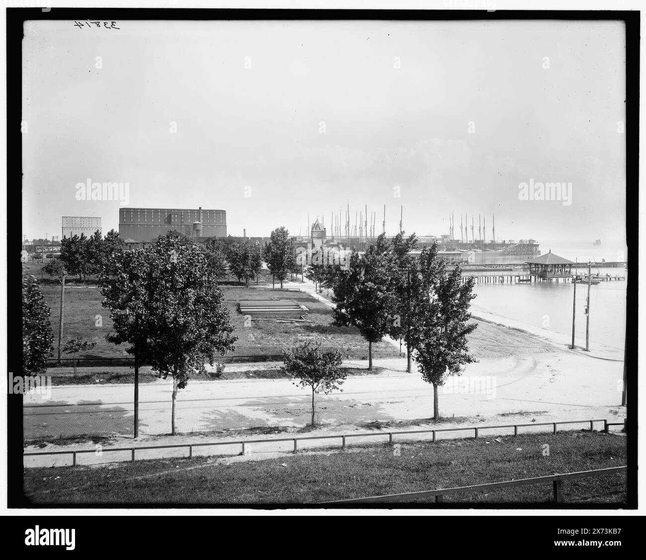 C. & O. (Chesapeake and Ohio Railway Company) gare et terminal, Newport, Virginie, titre tiré de la veste., inclut Christopher Newport Park., '8' sur négatif., Detroit Publishing Co. No. 033814., Gift ; State Historical Society of Colorado ; 1949, Marine terminaux. , Parcs. , Installations ferroviaires. , États-Unis, Virginie, Newport News. Banque D'Images