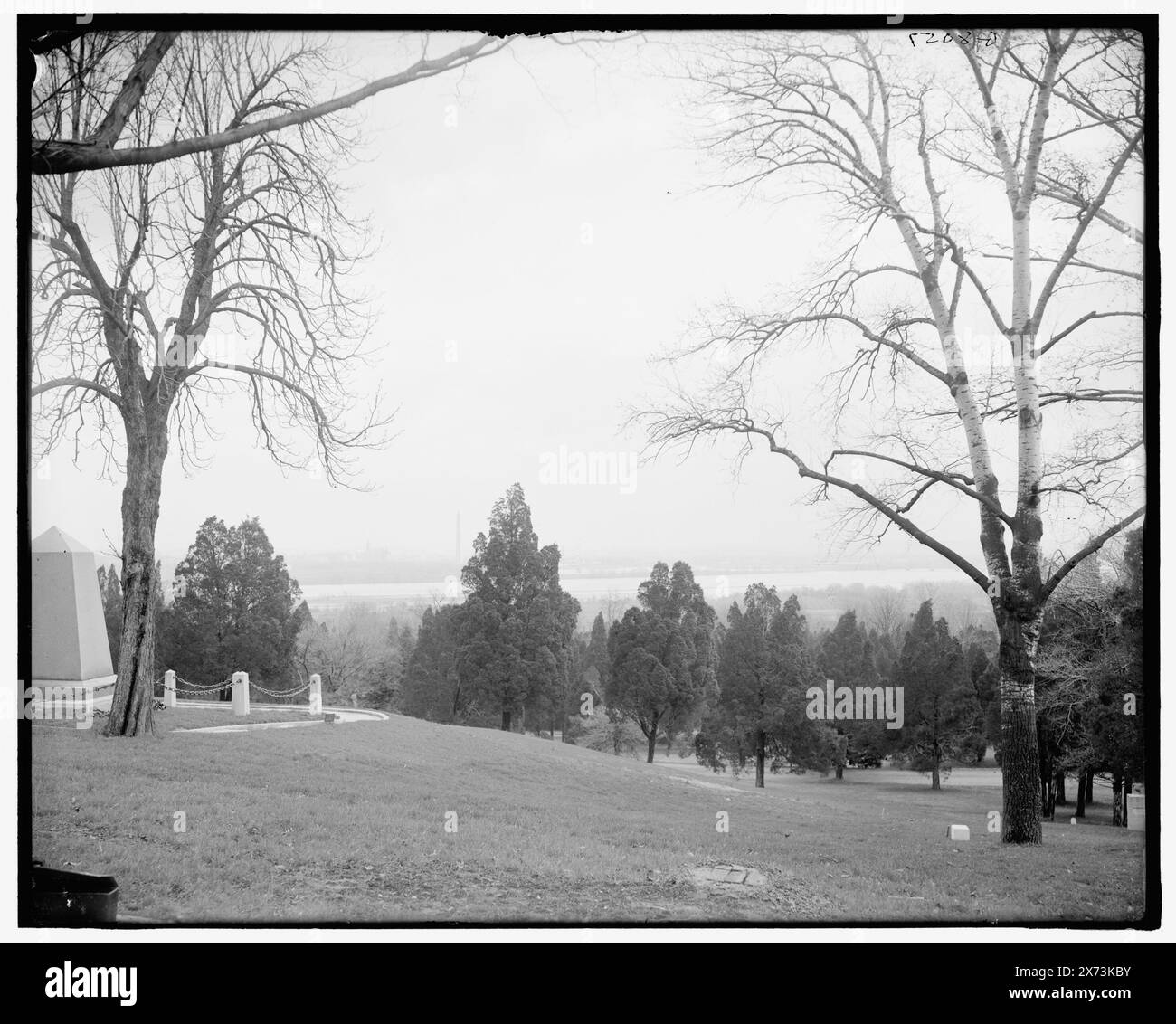 Washington et la rivière Potomac d'Arlington, Washington, DC, titre tiré de la veste., 'G 8057' sur négatif., Detroit Publishing Co. No. 039995., Gift ; State Historical Society of Colorado ; 1949, cimetières. , États-Unis, Potomac River. , États-Unis, Virginie, Arlington National Cemetery. Banque D'Images