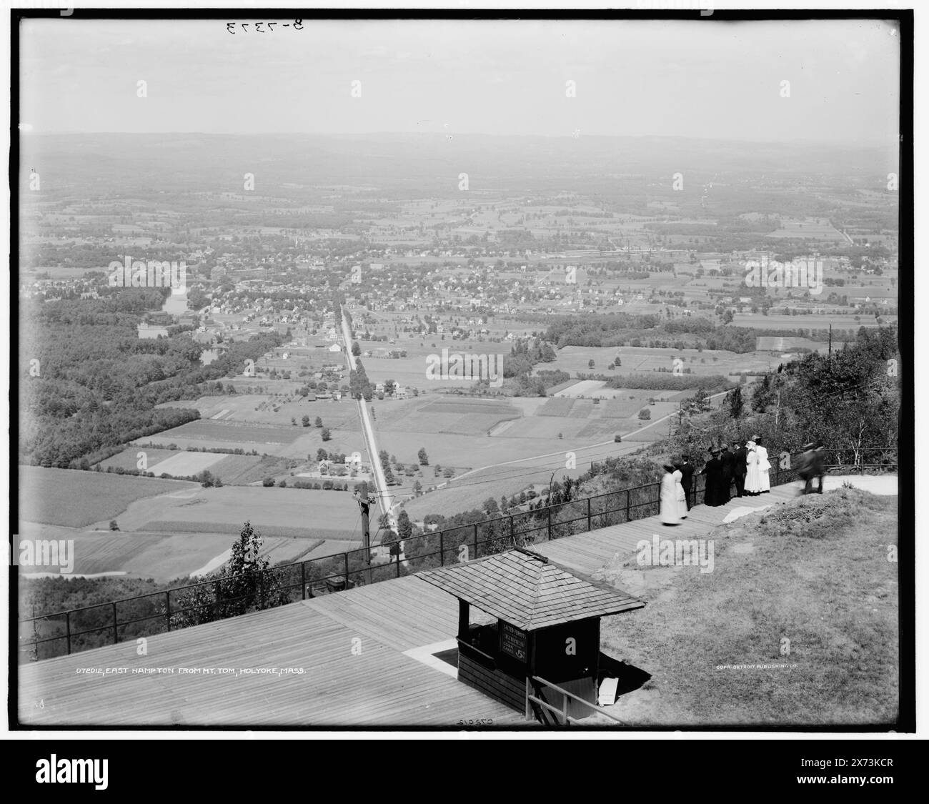 Easthampton, depuis Mt. Tom, Holyoke, Mass., Food Stand in Foreground., Detroit Publishing Co. No. 072012., Gift ; State Historical Society of Colorado ; 1949, Valleys. , États-Unis, Massachusetts, Tom, Mount. , États-Unis, Massachusetts, Easthampton. Banque D'Images