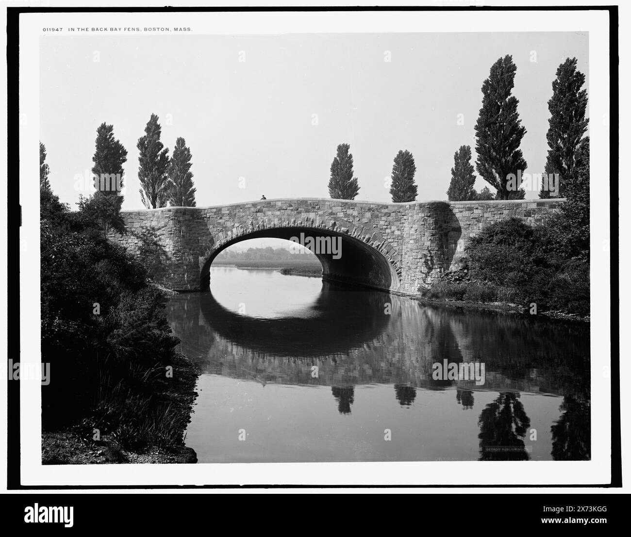 Dans The Back Bay Fens, Boston, Mass., date basée sur Detroit, catalogue J (1901)., Detroit Publishing Co. No. 011947., Gift ; State Historical Society of Colorado ; 1949, Bridges. , Parcs. , Réflexions. , États-Unis, Massachusetts, Boston. Banque D'Images