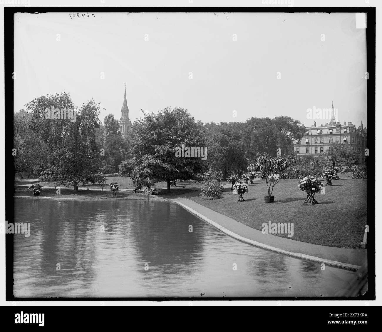 Lake, public Garden, Boston, Mass., titre de veste., '3363' sur négatif., Detroit Publishing Co. no. 034387., Gift ; State Historical Society of Colorado ; 1949, Parks. , Lacs et étangs. , États-Unis, Massachusetts, Boston. Banque D'Images