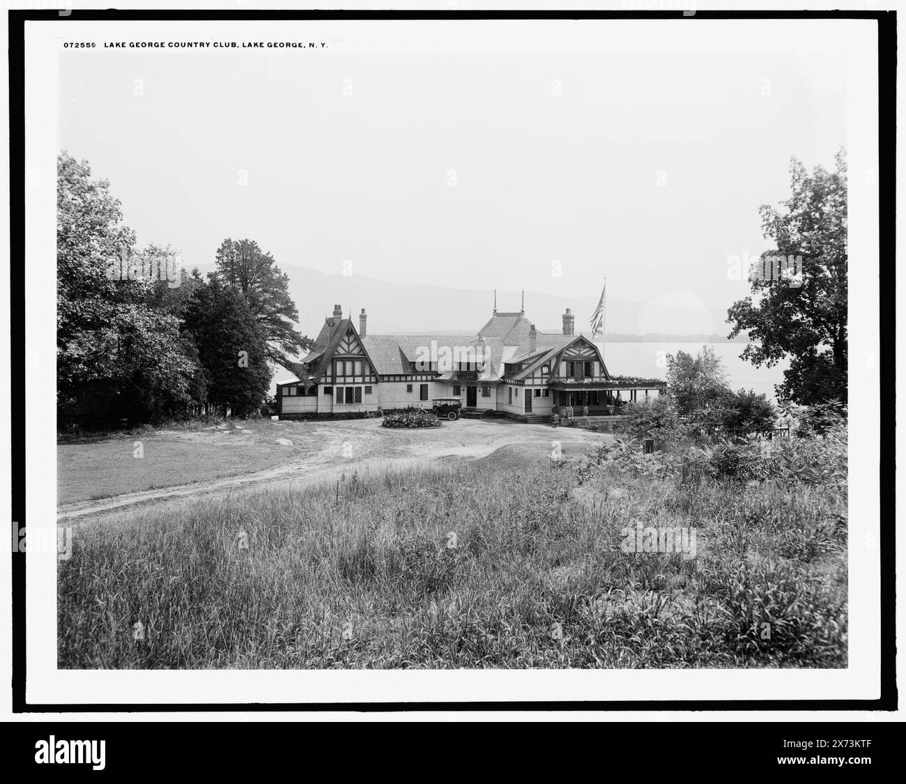 Lake George Country Club, Lake George, New York, Detroit Publishing Co. No. 072559., Gift ; State Historical Society of Colorado ; 1949, Country clubs. , Clubhouses. , États-Unis, New York (État), Lake George. Banque D'Images