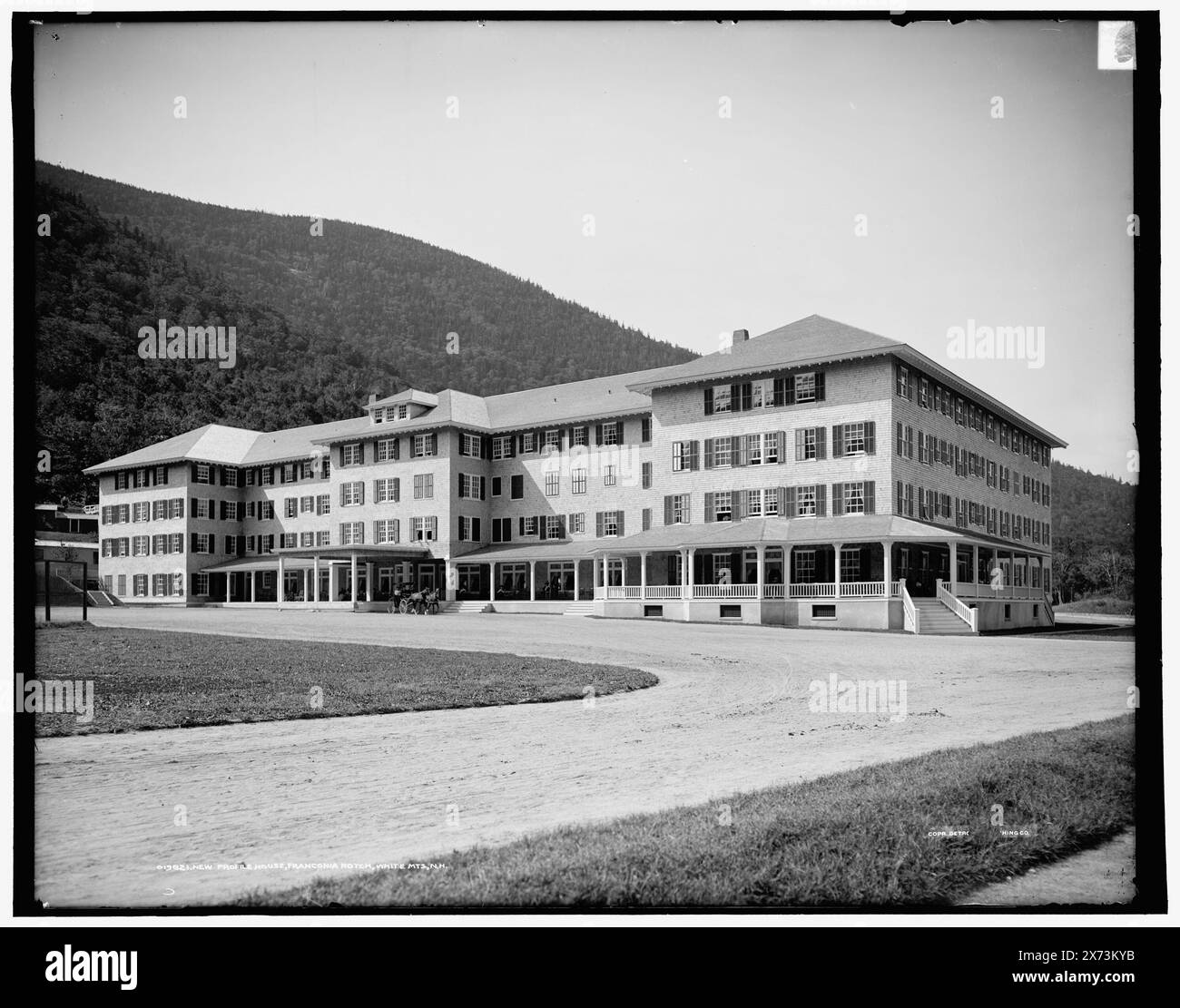 New Profile House, Franconia Notch, White MTS., N.H., '2751 B' on Negative., Detroit Publishing Co. No. 019821., Gift ; State Historical Society of Colorado ; 1949, Hôtels. , Resorts. , États-Unis, New Hampshire, White Mountains. , États-Unis, New Hampshire, Franconia Notch. Banque D'Images