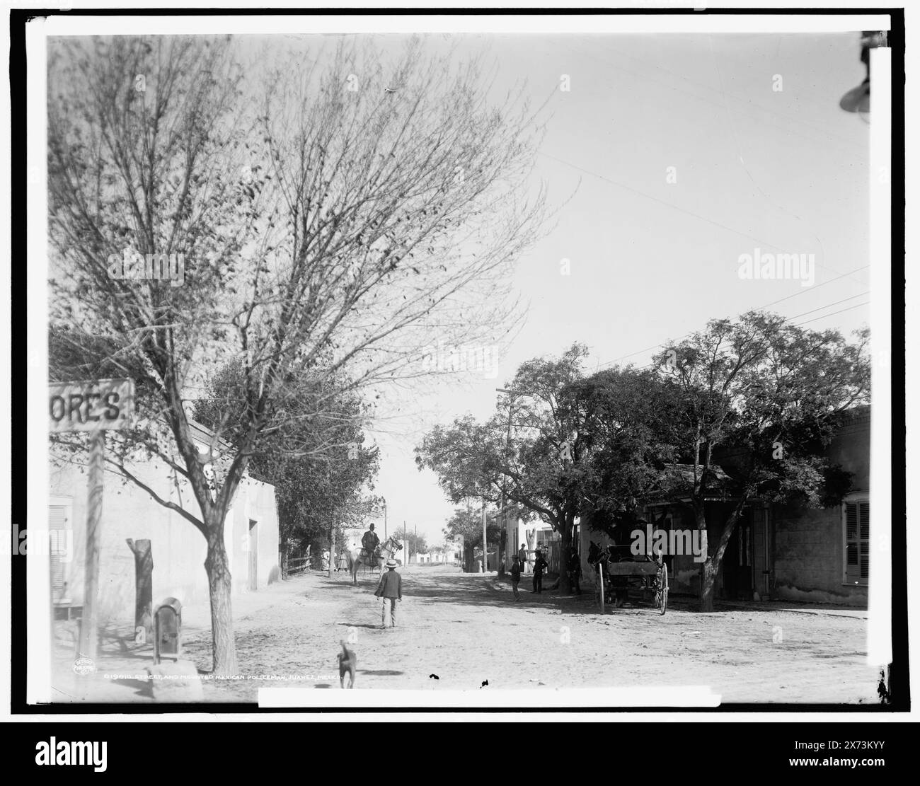Policier mexicain de rue et monté, Juarez, Mexique, négatif cassé et collé à la deuxième feuille de verre., transparent de verre correspondant disponible sur le cadre du vidéodisque 1A- 30603., Detroit Publishing Co. No. 019810., Gift ; State Historical Society of Colorado ; 1949, Streets. , Police. , Mexique, Chihuahua, Juarez. Banque D'Images
