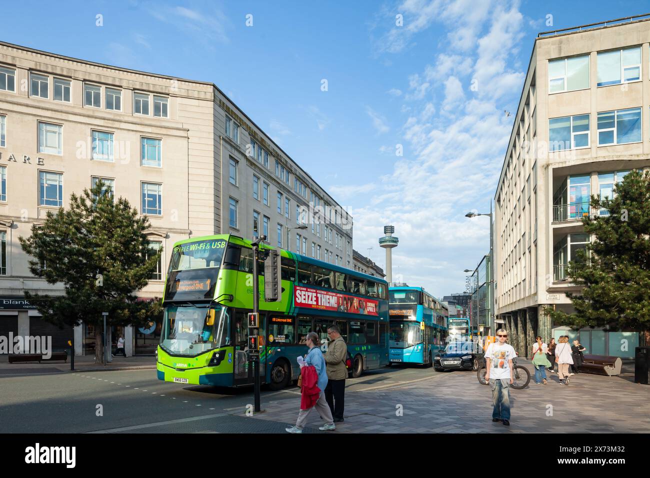 Bus à impériale dans le centre-ville de Liverpool, Angleterre. Banque D'Images