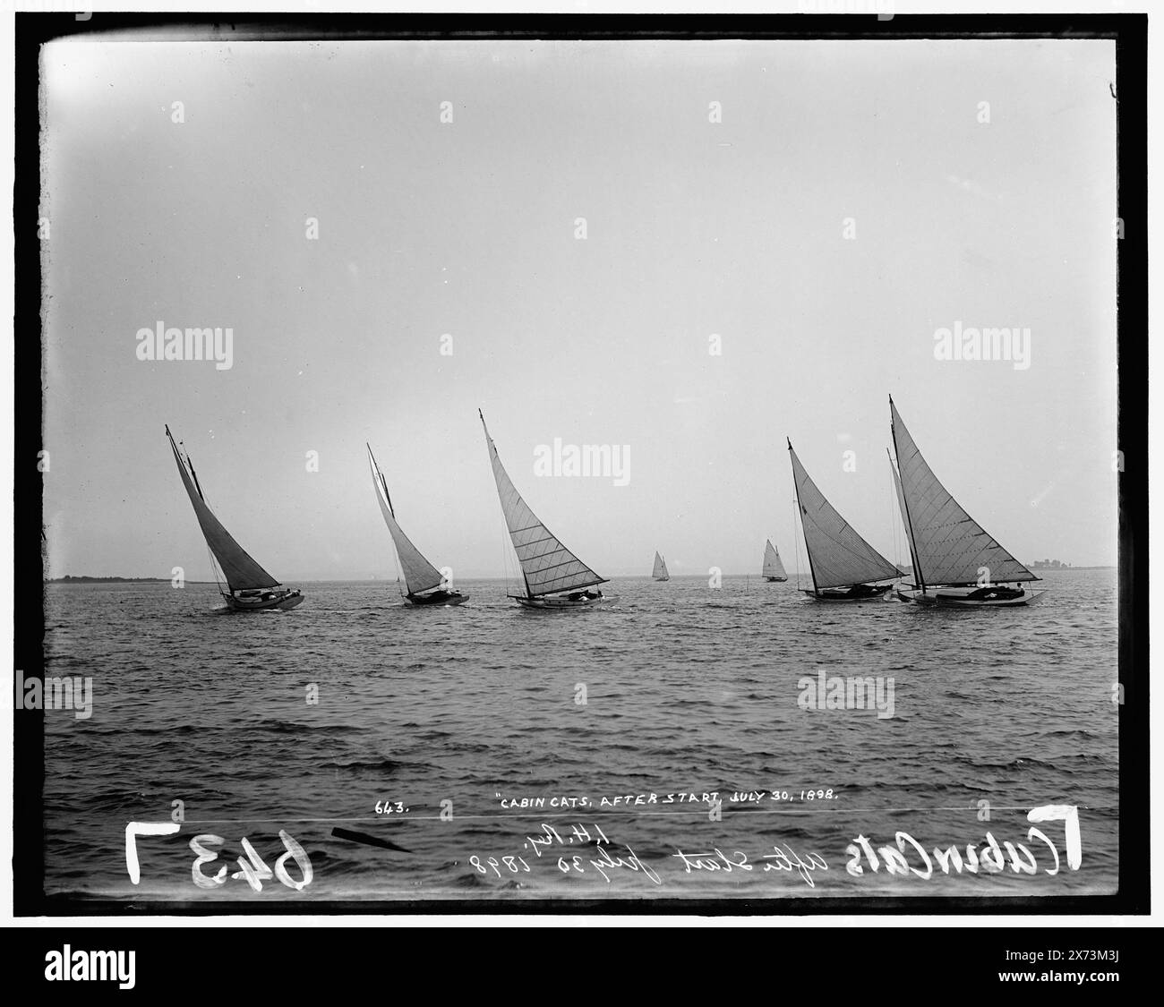 Cabin Cats After start, attribution basée sur le style du titre et de la numérotation., '643' et 'I.H. Reg' sur négatif., probablement une régate Indian Harbor Yacht Club., No Detroit Publishing Co. No., cadeau ; State Historical Society of Colorado ; 1949, voiliers. , Régates. Banque D'Images