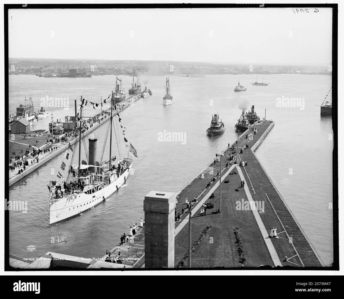 Début de la parade navale, Saint Mary's i.e. célébration du canal Sault Sainte Marie, date basée sur le négatif D4-21873., '3091 G' sur négatif., Detroit Publishing Co. no. 021876., Gift ; State Historical Society of Colorado ; 1949, célébrations. , Défilés navals et cérémonies. , Canaux. , États-Unis, Michigan, Sault Sainte Marie. , États-Unis, Michigan, Saint Marys River. Banque D'Images